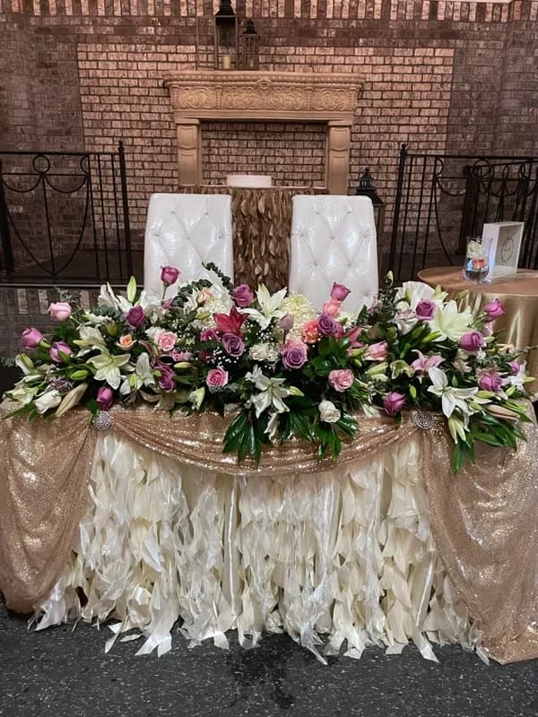 Mesa de honor con velas en recepción de boda en La Hacienda